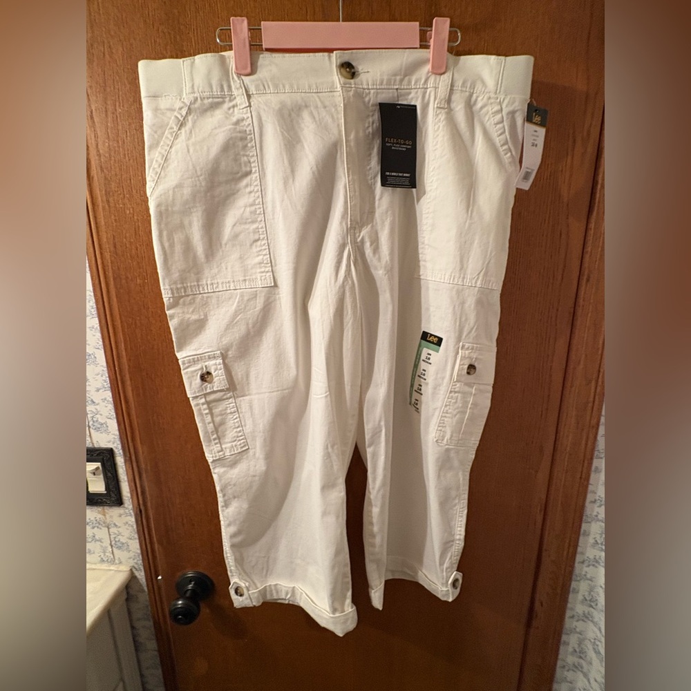 Women's Lee® Flex-To-Go Cargo Capri Pants 18